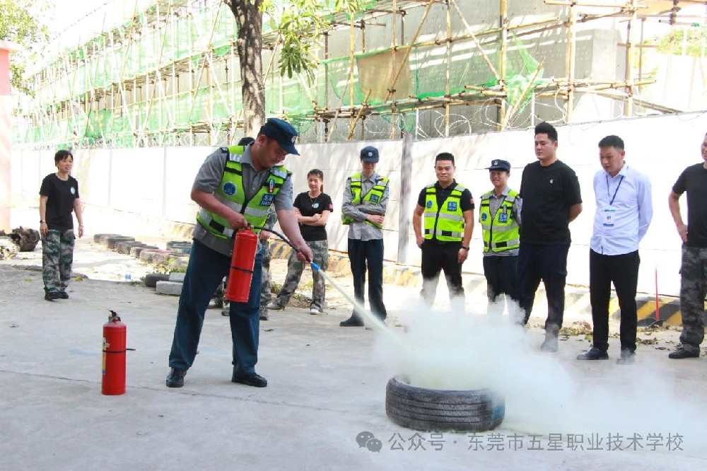 筑牢安全防线 // 五星职校开展消防培训，关键时刻不慌乱！